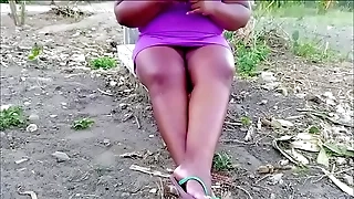 Minha prima do interior n&atilde;o usa calcinha&comma; adora mostrar a buceta em p&uacute;blico